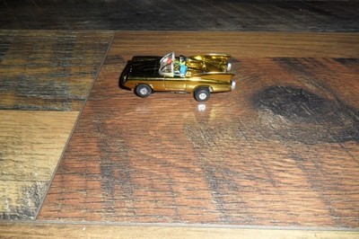 BATMAN HO SCALE SLOT CAR BATMAN  GOLD BATMOBILE NEAR MINT WORKING   JOHNNY L