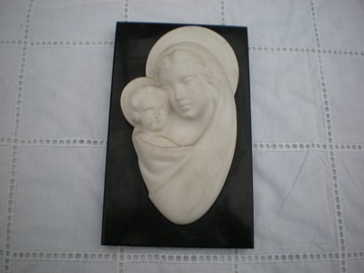 ein kleiner Rahmen aus schwarzem Marmor 16 cm x 10 cm mit Jungfrau aus weißem Opal nad in fr