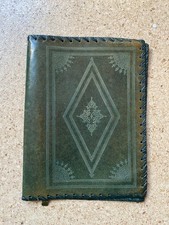 Buchumschlag Buchhülle Leder grün geprägt