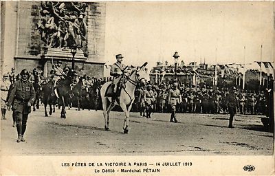 CPA PARIS 8e Le Defile - Marechal Petain (390078)