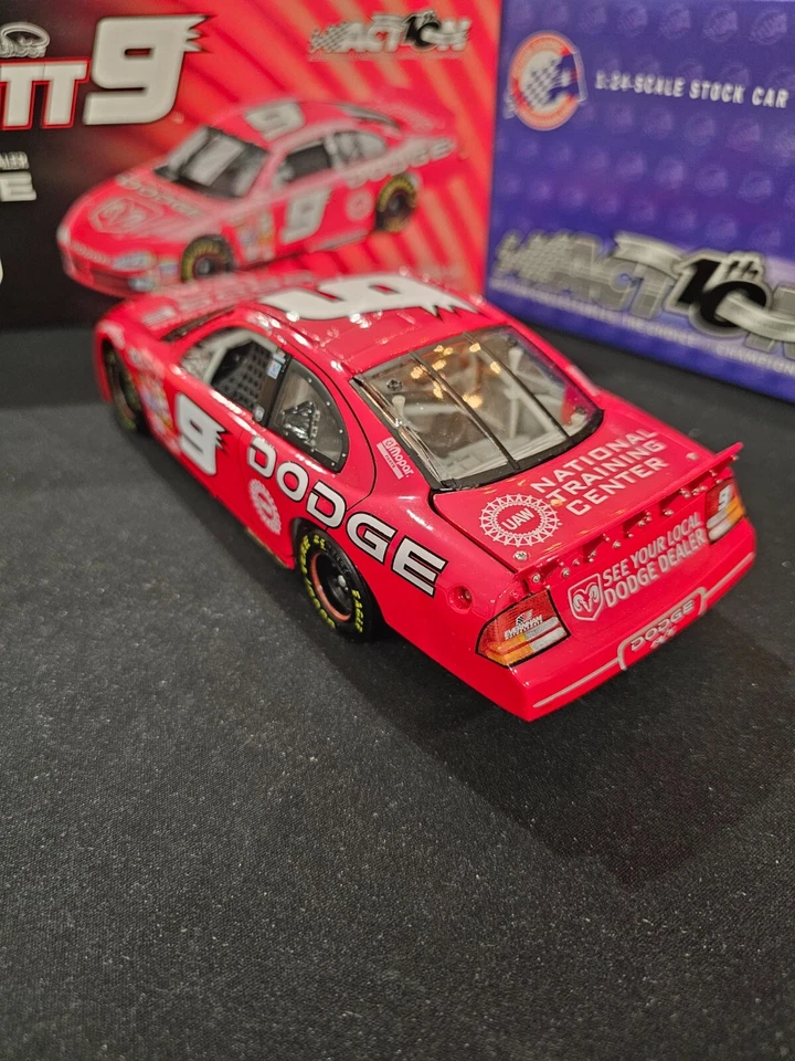 Dodge Intrepid R/T NASCAR 2002 serie Action Platinum #9 1 de 18.468 Foto 2 de 4