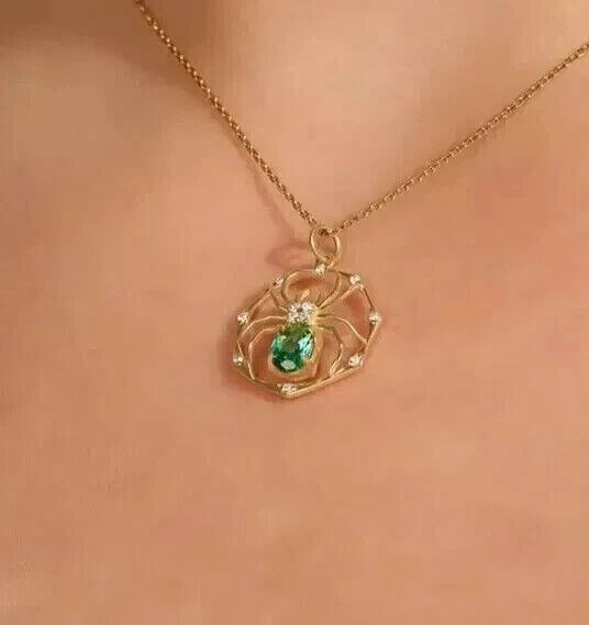 Colgante araña esmeralda simulada ovalada de 2 quilates para mujer + cadena enchapada en oro amarillo de 14 quilates Foto 4 de 4
