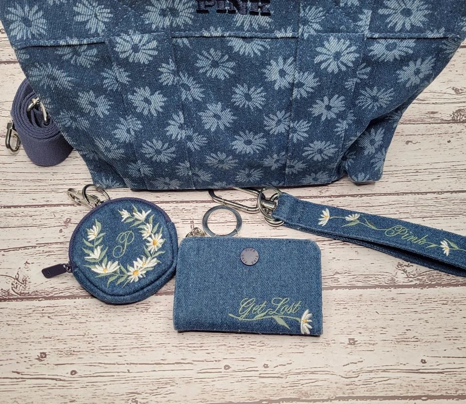 Bolso de mano Victoria's Secret rosa denim con accesorios Foto 2 de 4