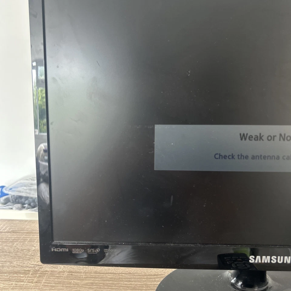 Samsung 22" HD LCD HD TV Monitor LT22A300E + Remote - Image 2 of 4