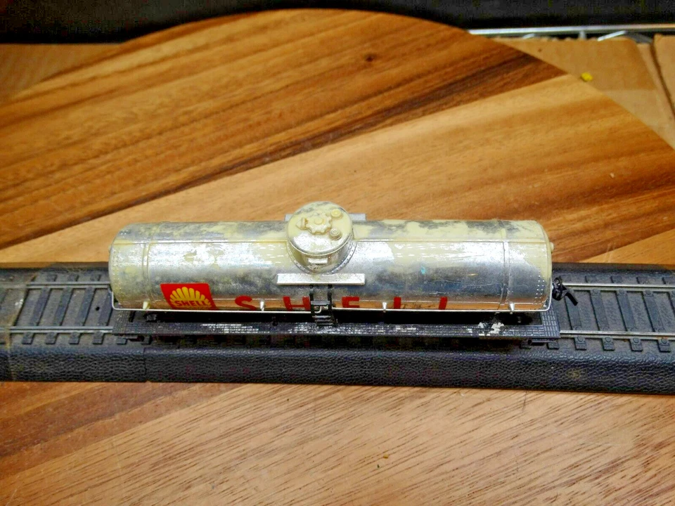 TYCO HO Scale 40' Shell Worn & Weathered Single Dome Tank Car - Image 2 of 4