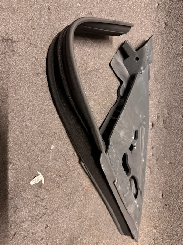 2014-2019 Maserati Ghibli Driver Left Triangular Mirror Gasket 670002540 OE