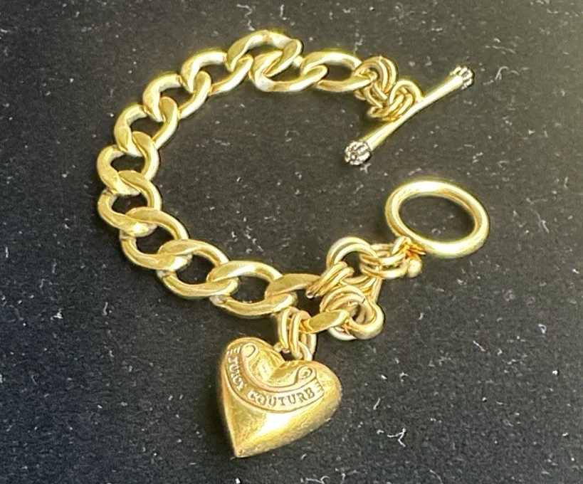 PULSERA DE ESLABONES CON DIJE CORAZÓN TONO DORADO JUICY COUTURE DE COLECCIÓN CIERRE DE PALANCA Foto 2 de 4