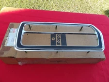 MOPAR PLYMOUTH 1976 77 VOLARE ROADRUNNER RH TAIL LIGHT BEZEL NOS 3881008