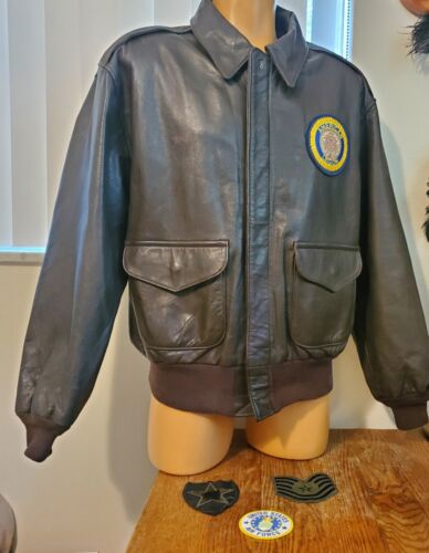 AVIREX TYPE A - 2 BROWN LEATHER AVIATOR BOMBER JACKET SIZE 46 EXTRA PATCHES.  - 第 1/19 張圖片