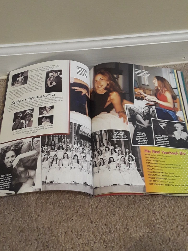 Lady Gaga - The Private World From the Editors of Us Magazine No Posters 2011 - Image 3 of 3