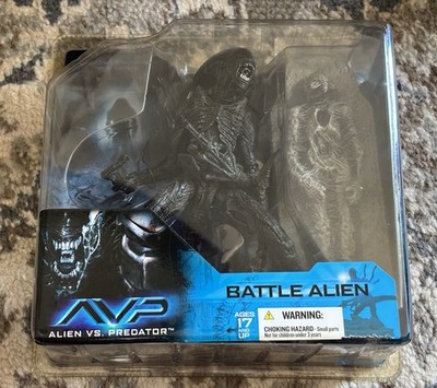 2004 McFarlane Toys Alien Vs Predator AVP Battle Alien Action Figure New Sealed