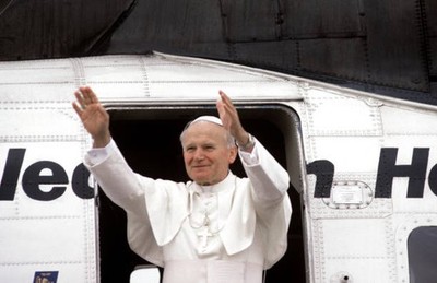Pope John Paul II gesturing farewell as he leaves Liverpool's Spek- Old Photo 1