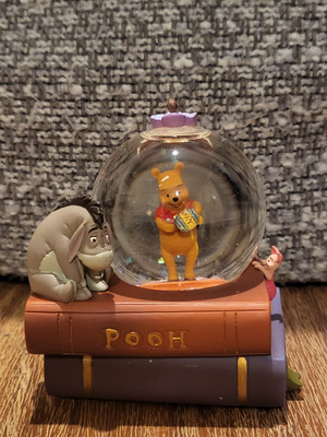 Disney Store Winnie Puuh Eeyore und Ferkel auf Buch Mini Schneekugel
