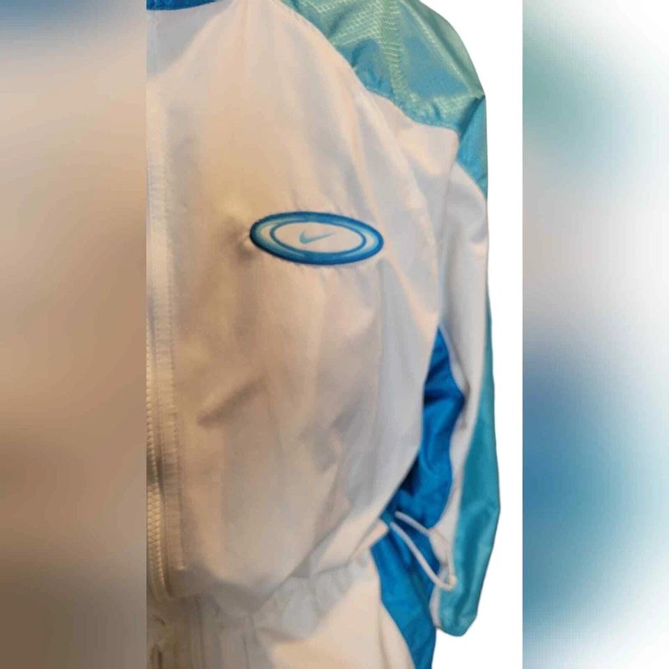 Chaqueta cortavientos vintage Nike para mujer cintura ceñida mediana de gran tamaño azul Foto 3 de 4
