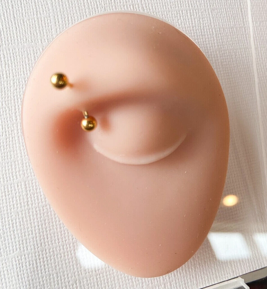 Anillo curvo estilo bola de acero quirúrgico chapado en oro amarillo de 1 pieza Foto 4 de 4