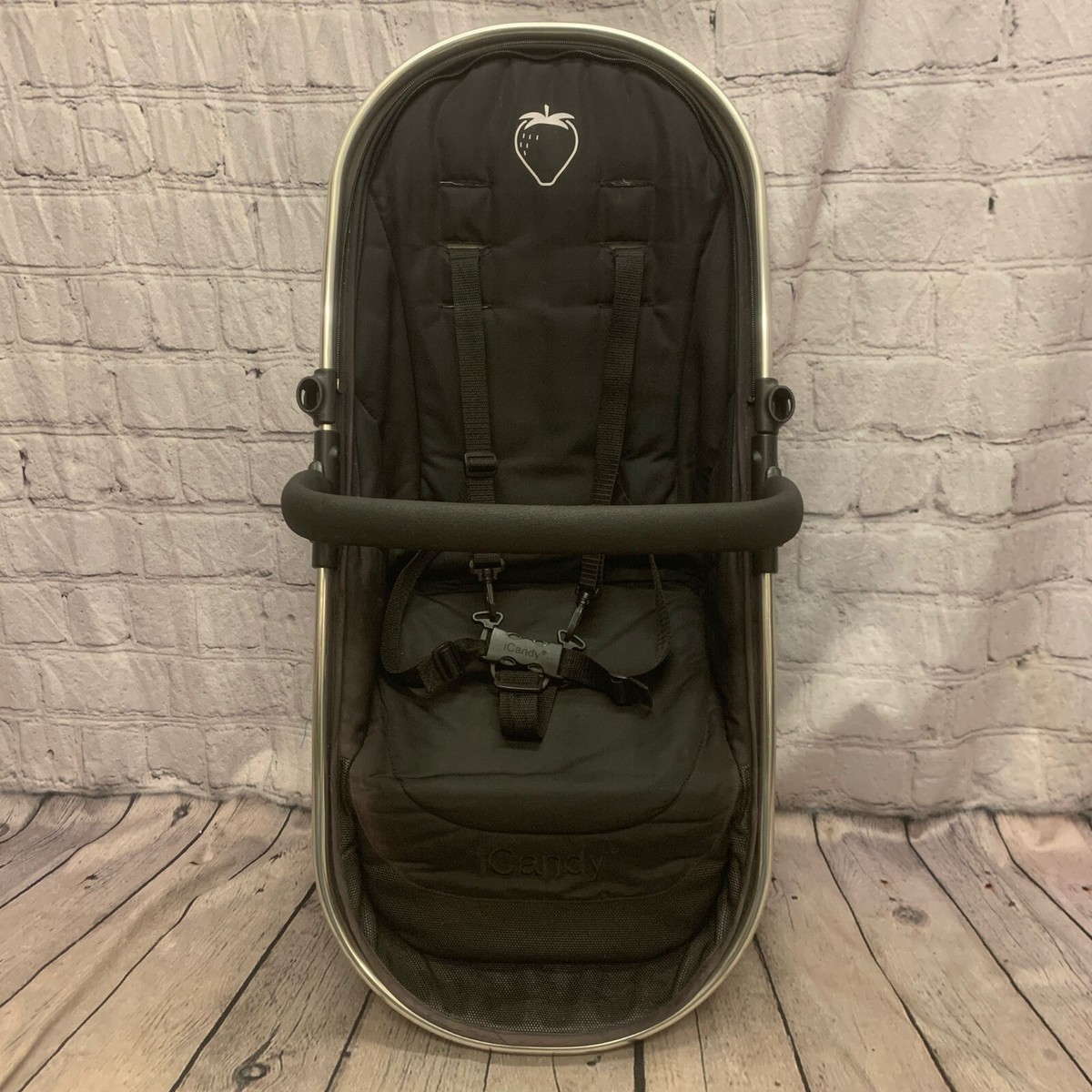 I Candy Strawberry Seat with Harness Black Silver Frame Bumper