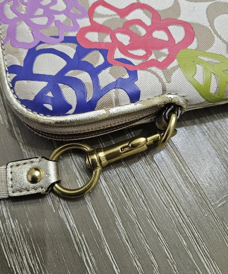 Funda Bandolera Coach Daisy Apliques Ipad/Tablet Beige-Caqui Foto 4 de 4