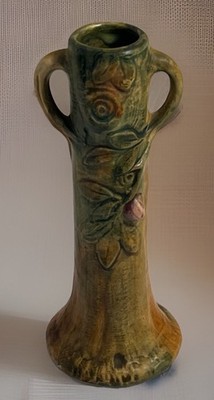 WELLER HIGH RELIEF WOODCRAFT APPLE TREE TRUNK VASE WITH 2 HANDLES  7 