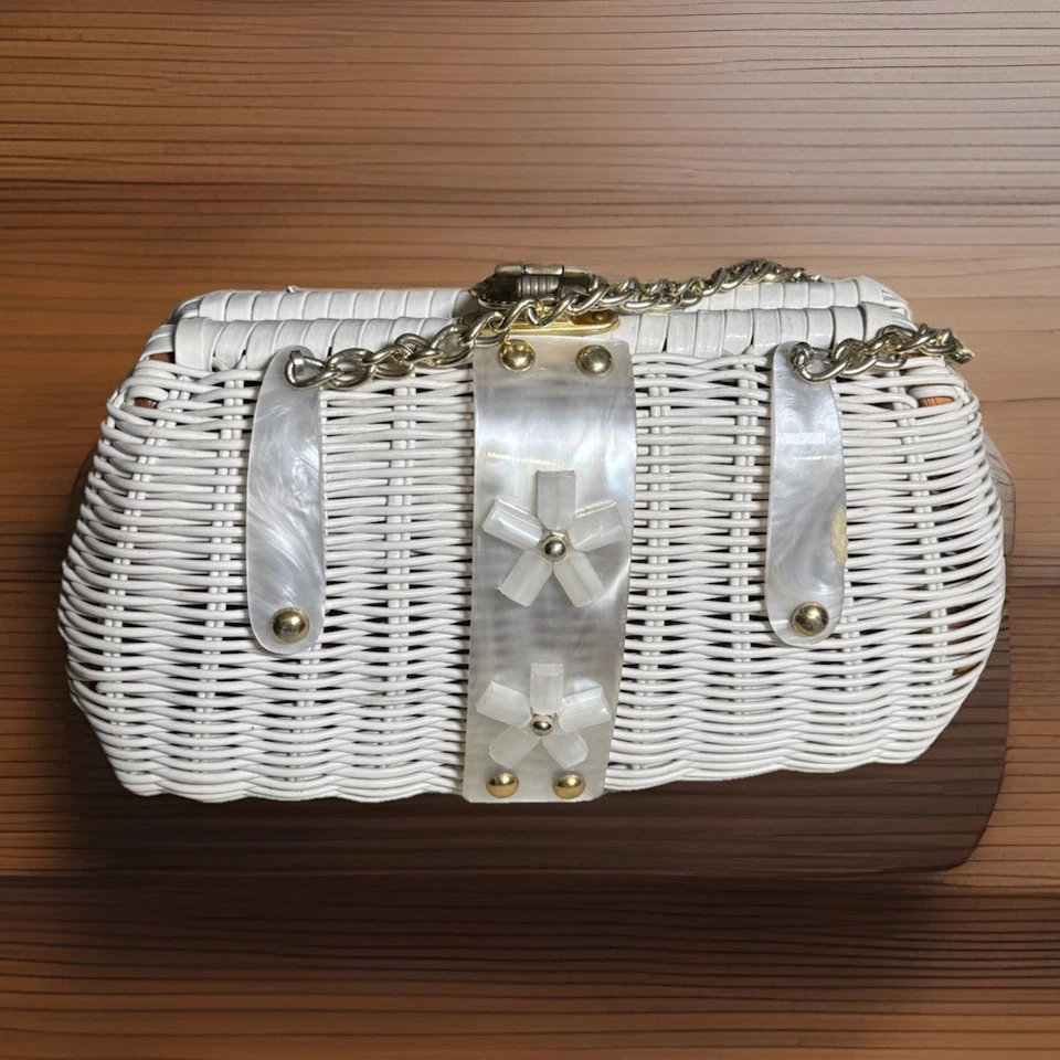 De colección. Cartera canasta tejida de mimbre blanco Mid-Century años 60 con flor de madreperla Foto 2 de 4