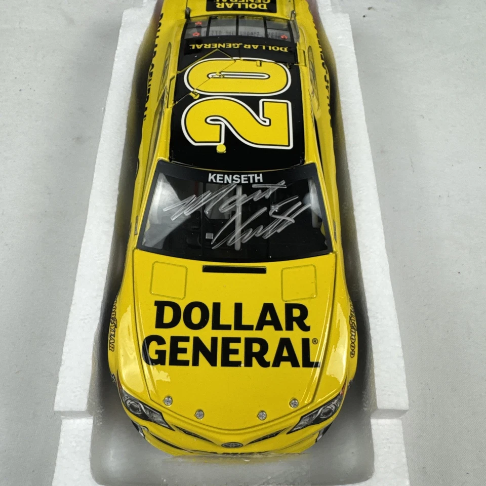 Réplica fundida a presión firmada por Matt Kenseth NASCAR Action Racing Collectibles #20 1:24 Foto 3 de 4