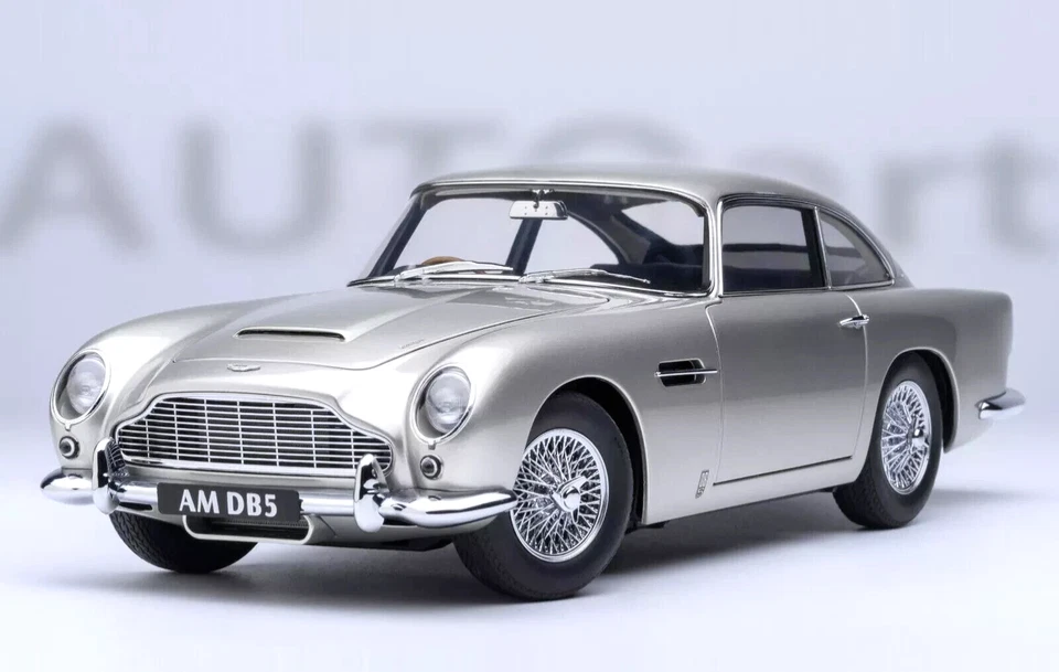 Aston Martin DB5 Coupé Anno 1964 Birch-Silver 1:18 AUTOart 70287 - Immagine 3 di 4