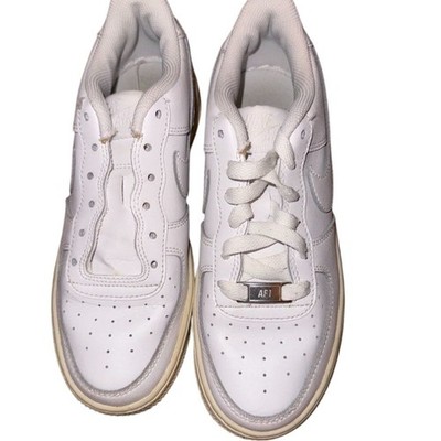 Nike Air Force 1 '07 Low White Leather Sneakers Unisex Size 4Y missing one lace