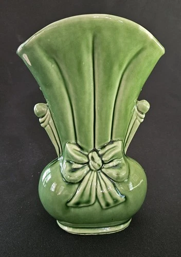 Vintage Shawnee Green Art Pottery Ribbon Bow Vase - USA 819 - 1950's