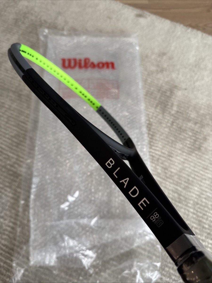 Wilson Pro Stock Blade 98 V7.0 (18X20) Matte Grip Size 4 1/4(L2