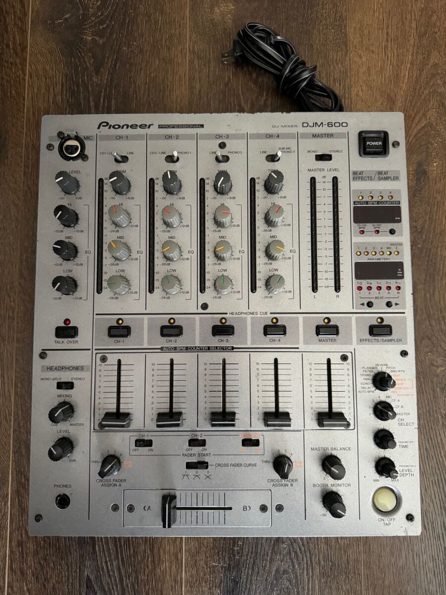Pioneer DJM-600 Professional DJ Mixer 4-channel Silver 2000 Pioneer DJM-600 Professional DJ Mixer 4-channel Silver 2000