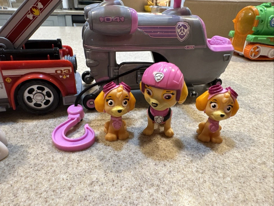 Paquete Paw Patrol 3 Vehículos y 9 Figuras Camión de Bomberos Policía Helicóptero Foto 4 de 4