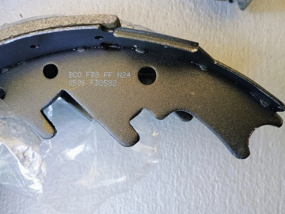 Bosch Rear Bonded Brake Shoe BS582 For FORD: 87-96 Bronco, 87-96 E-150 Econo... - Image 3 of 4