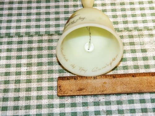 1980 FENTON "Mothers Day" Custard Glass Bell, Artist Signed Hand Painted Bird - Picture 4 of 5