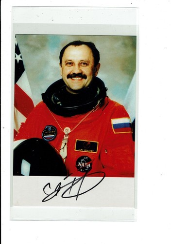 Tarjeta fotográfica autografiada firmada por el cosmonauta ruso YURI USACHEV ZARELLI LOA Space!! - Imagen 2 de 3