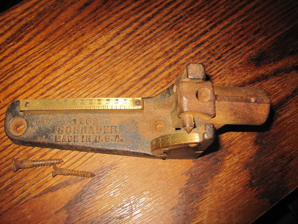 Herramienta de conversión de válvulas Schrader # 1262 Anitque / Vintage; Hecho en EE. UU.; Hierro fundido Foto 3 de 4