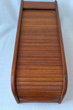 Scrivania contenitore vintage MCM legno teak tamburo roll top di Kalmar Designs