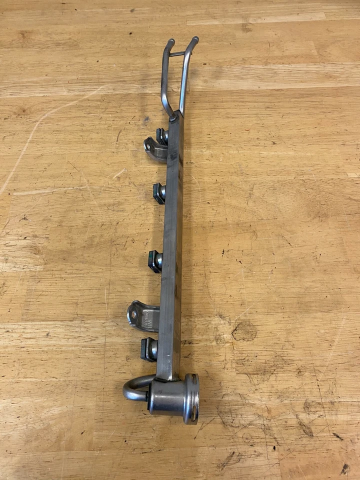 OEM 2001-06 Audi TT Mk1 1.8T 225HP AMU BEA riel de combustible y regulador 06A 133 681 E Foto 2 de 3