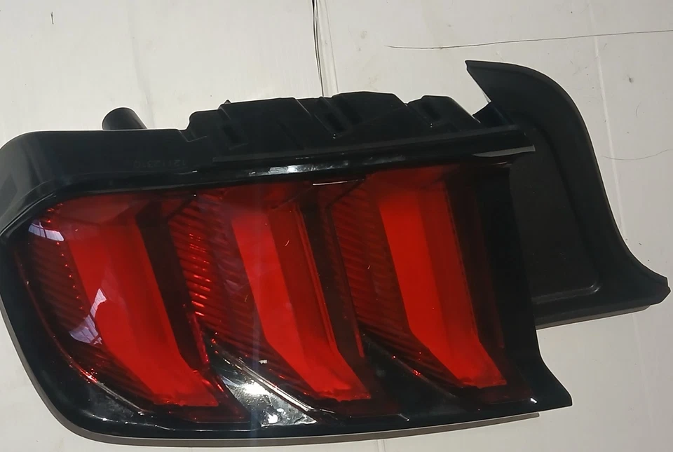 Luz trasera izquierda conductor Ford Mustang 2015-2019 2020 TYC Foto 2 de 4