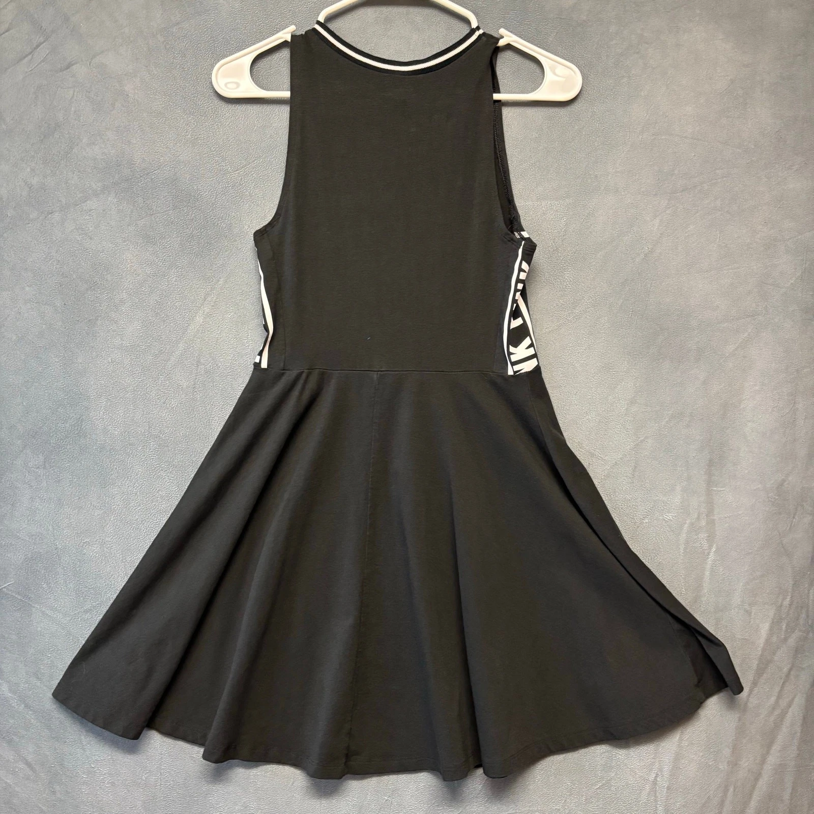 UNDERCOVER Abito rosa swing performance atletica donna vestibilità piccola e svasato logo preppy