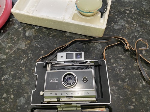 Polaroid Automatic 250 Land Camera with Cold Clip and Manuals Vintage 1967 - Picture 3 of 7