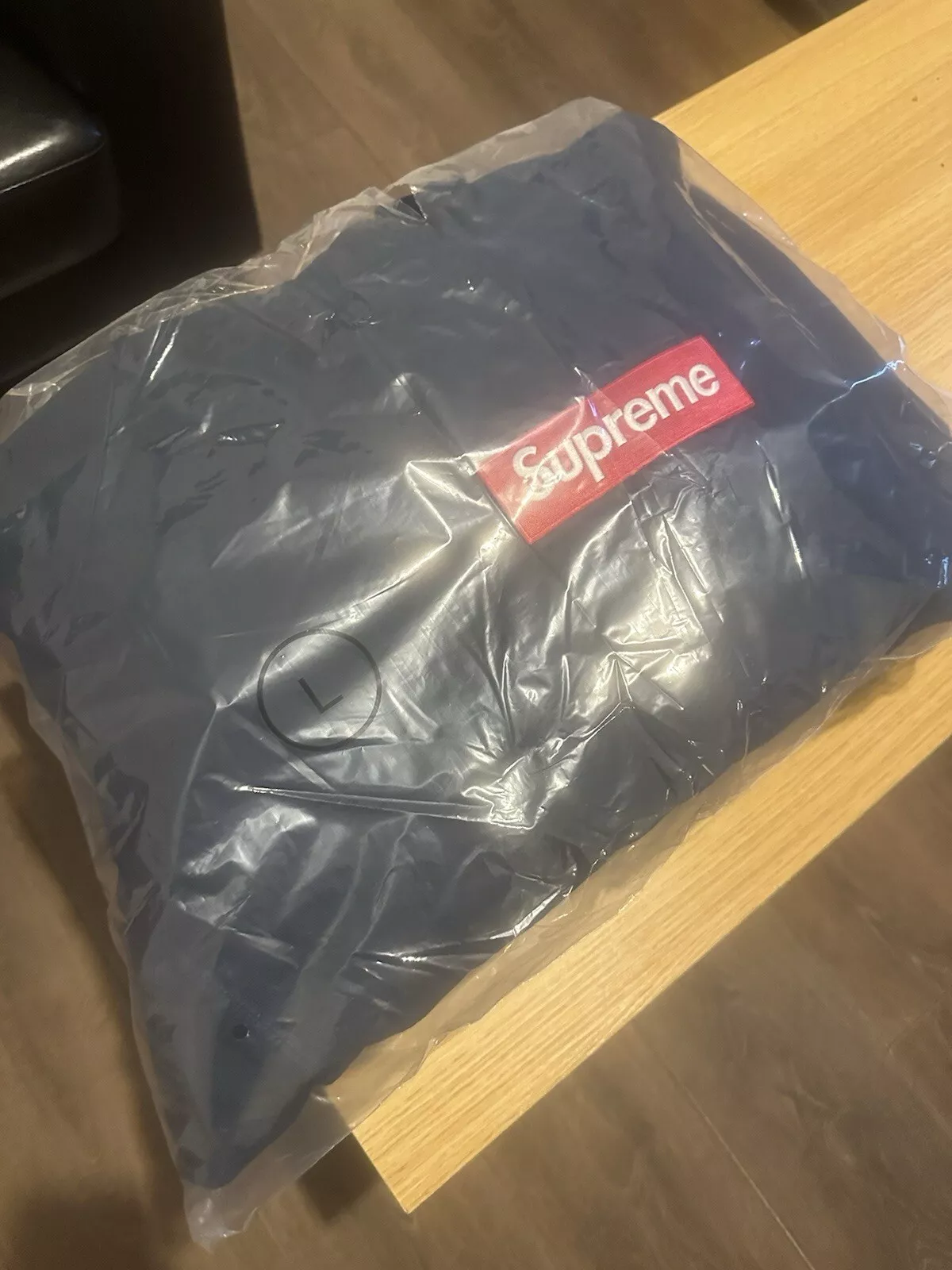 Sweat à capuche logo Supreme Box bleu marine (FW24)   Taille L 