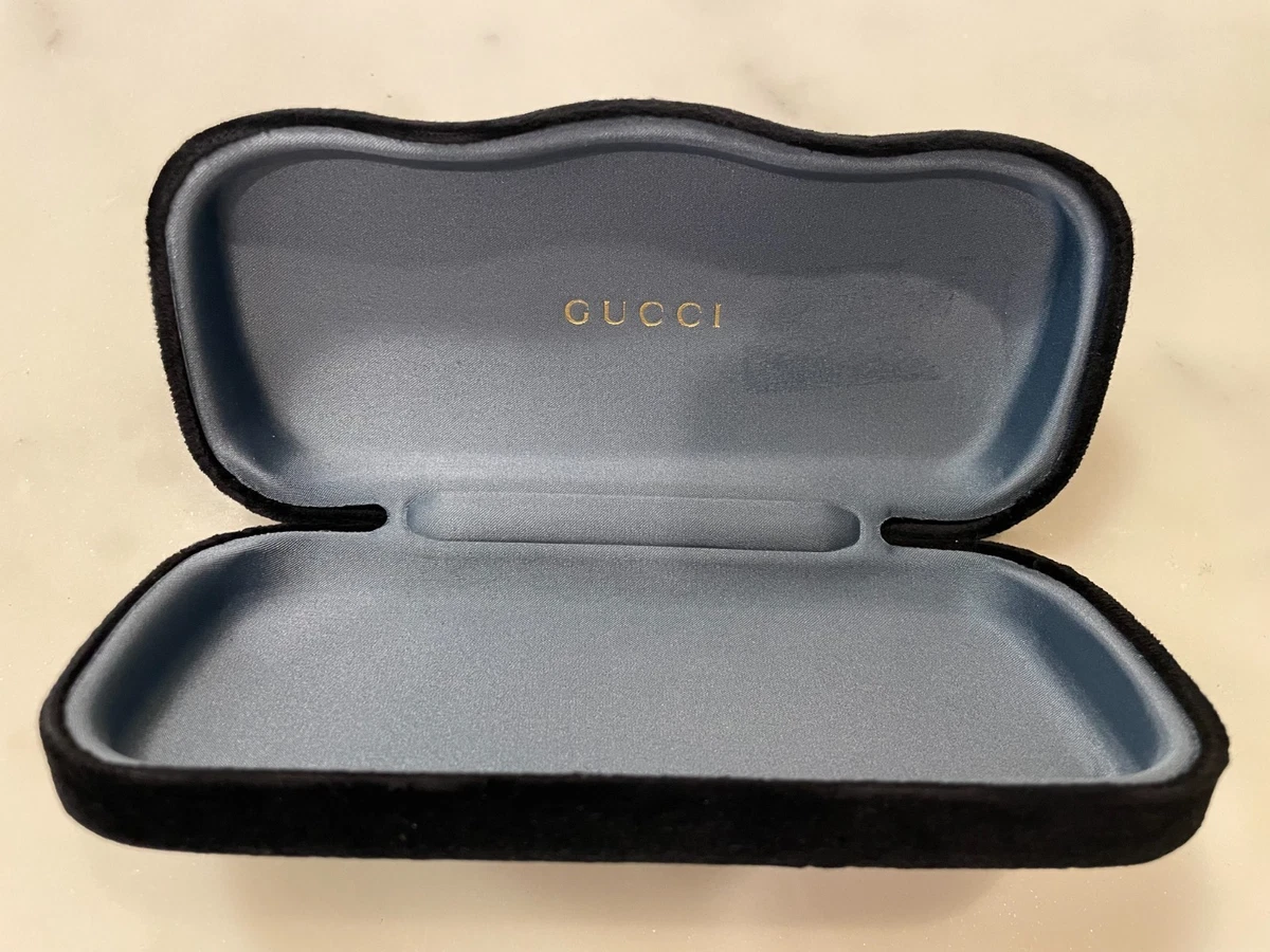 Gucci Black Suede Clamshell Sunglasses Case - Gold Logo Plaque. Gucci Eyeglasses Sunglasses Case Clamshell Black Patent  main image 2
