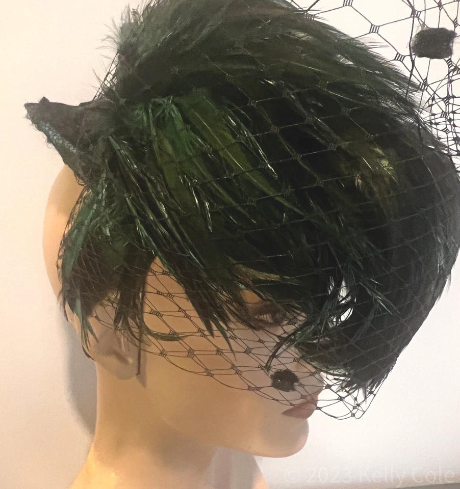 Velo sombrero inclinable pluma encaje negro verde azulado único en su clase ciclo vintage pintado a mano Foto 3 de 4