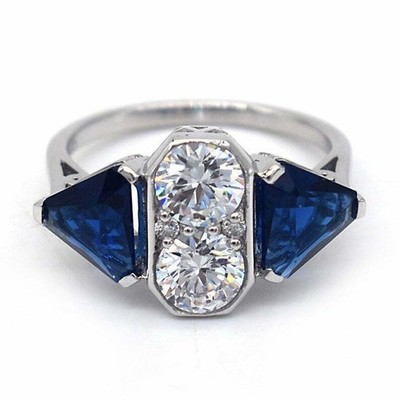 Ring mit rundgeschliffenem 4 kt simuliertem Diamant & blauem Saphir...