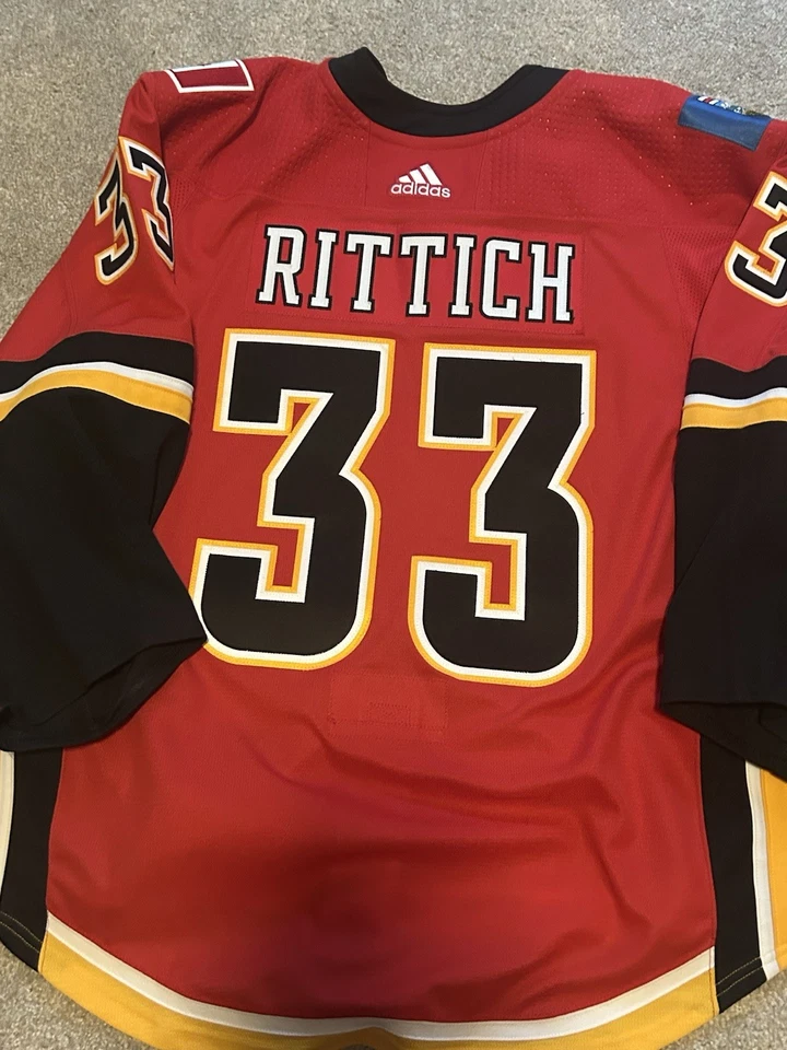 Camiseta Calgary Flames David Rittich Adidas MiC Talla 58G Foto 2 de 2