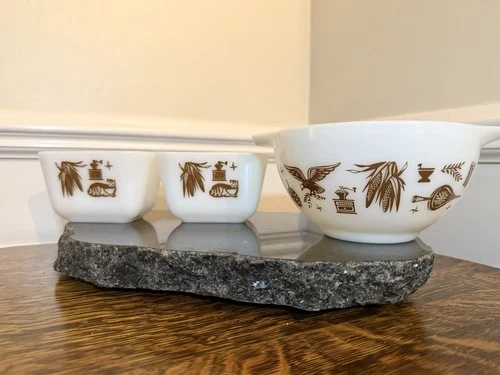 Pyrex Early American Heritage 441- 1 1/2 Pint Mixing Bowl W/ Two 1 1/2 Cup Dish