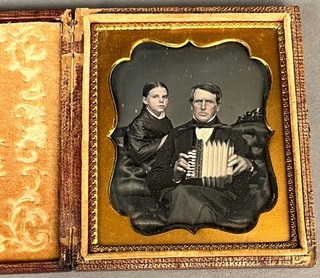 1/6 PLATE DAGUERREOTYPE YOUNG GIRL FATHER PLAYING THE ACCORDION NO WIPE MARKS
