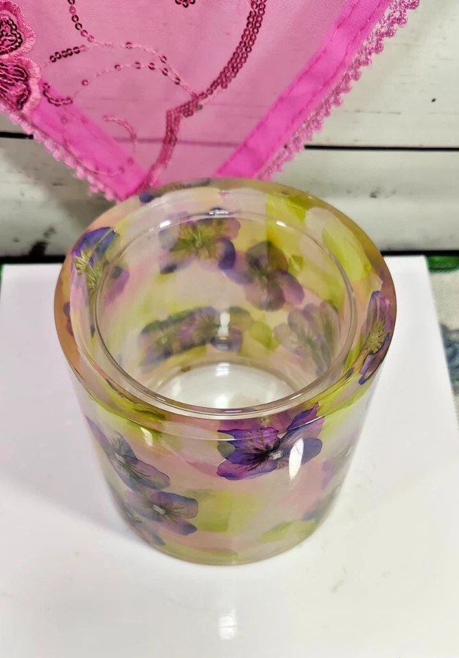 White Barn Candle Co. Pensamientos Púrpura Floral Blanco Candelabro Resina Foto 2 de 4