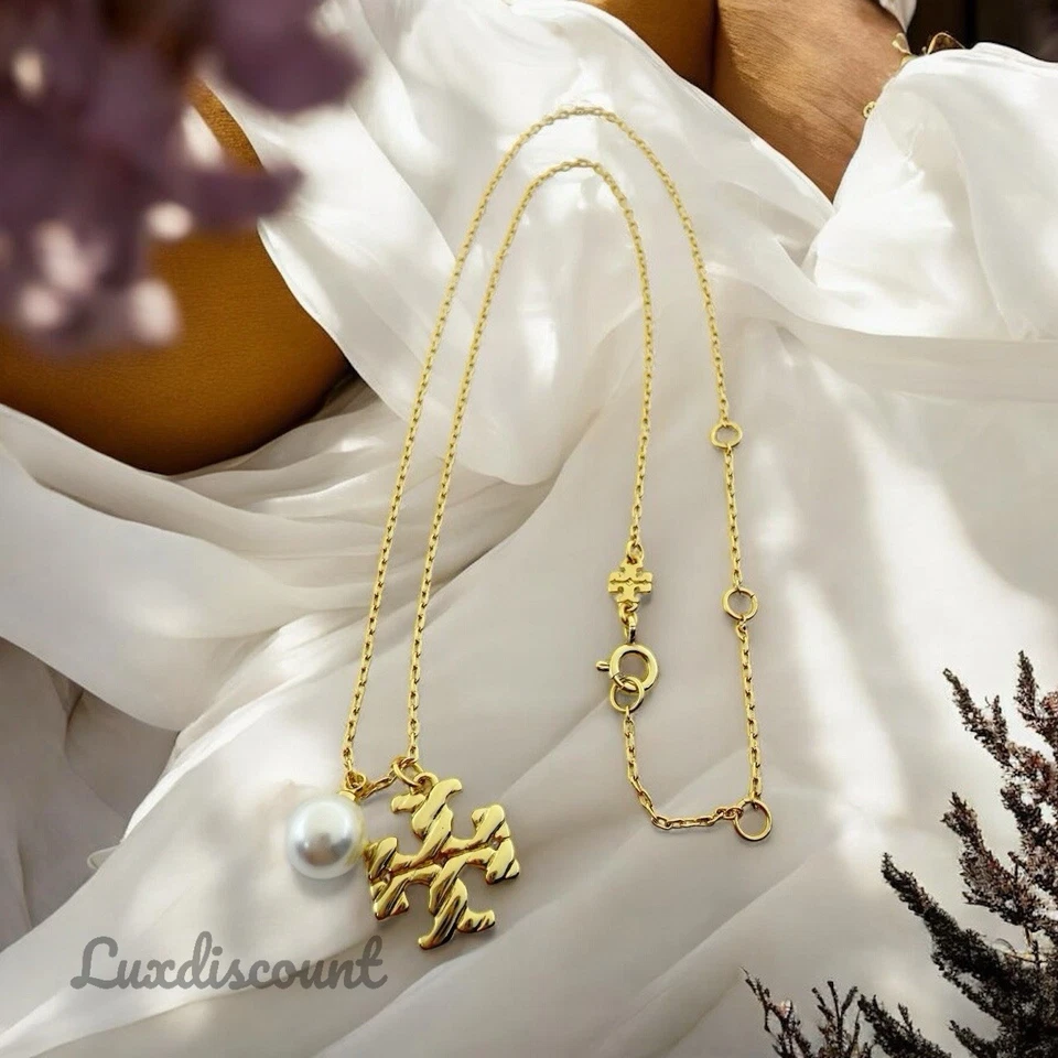 Colar pingente de ouro pérola corda torcida Tory Burch - Imagem 2 de 4