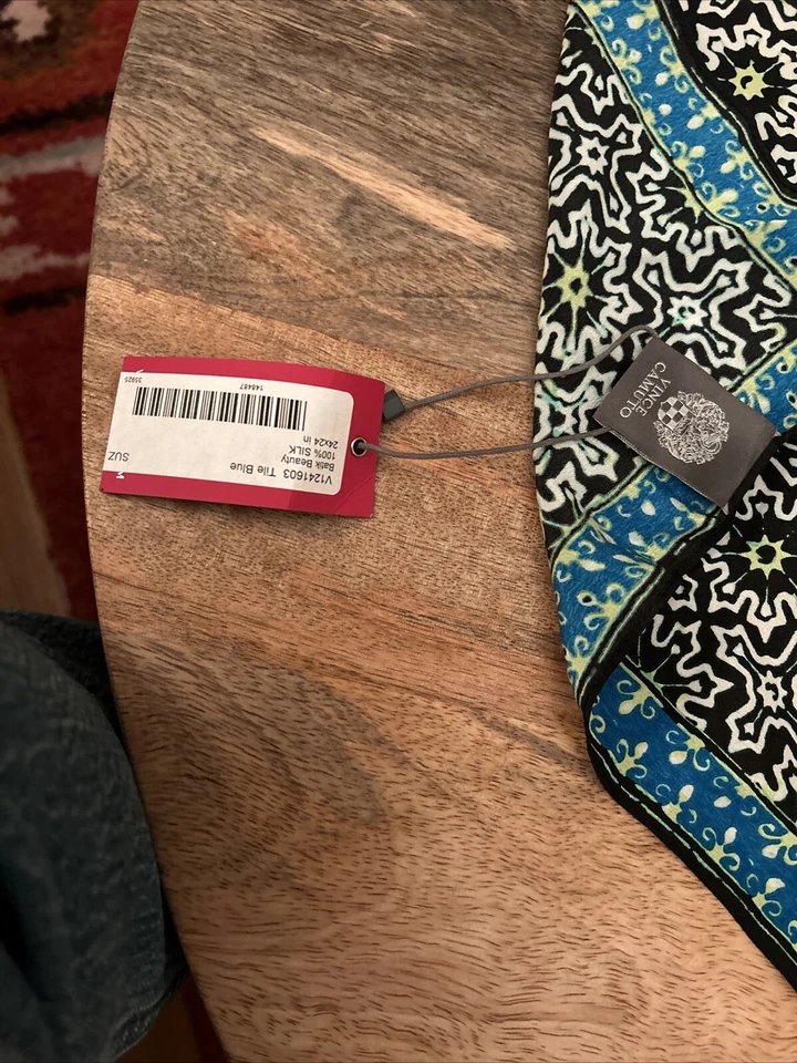 "Bufanda Vince Camuto 24x24"" 100 % seda" Foto 2 de 4