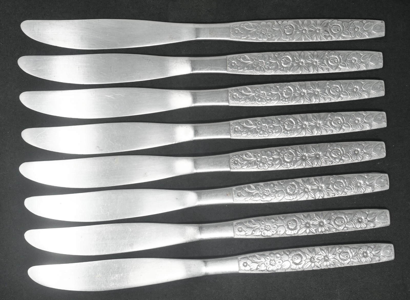 Oneida MALIBU Stainless Dinner Knife set of 8. 8 7/8